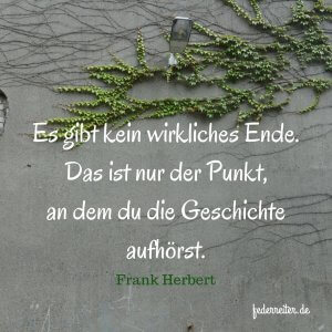 Graue Betonwand mit Efeu bewachsen