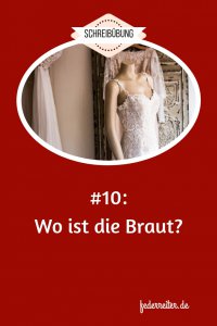 In der Nähe eines Fensters steht eine Schaufensterpuppe, die ein Hochzeitskleid trägt