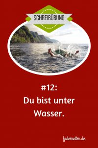 Eine Person fällt ins Wasser
