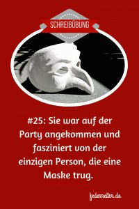 Eine weiße Vogelmaske vor einem schwarzen Hintergrund
