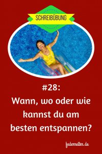 Eine Frau im Badeanzug entspannt auf einer Luftmatratze im Wasser