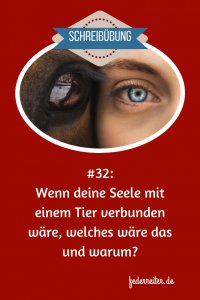 Eine Frau hat ihren Kopf an den Kopf eines Pferdes gelehnt