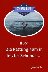 Eine Hand streckt sich aus dem Wasser