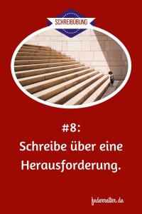Ein Kind steht vor einer Treppe.